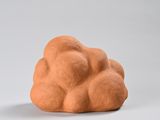 une sculpture en argile représentant un nuage sur une surface blanche