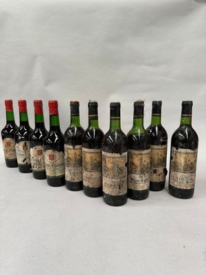 six bouteilles de vin alignées sur une surface blanche