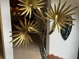 une grande installation métallique posée à même le sol