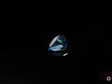 gros plan d'un diamant bleu sur une surface noire