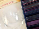 un verre de vin posé à côté d'une boîte de crayons de couleur