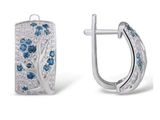 une paire de boucles d'oreilles en diamant bleu et blanc