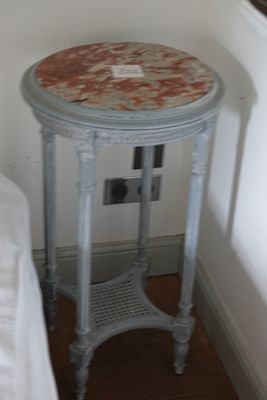 une petite table avec un plateau en marbre dans une chambre