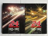 deux livres accrochés au mur d'un immeuble