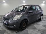 une photo d'une Toyota Yaris grise garée dans un garage