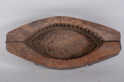 un petit objet en bois sur lequel est sculpté un poisson