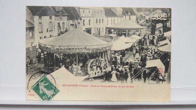 Bellegarde-en-Marche : Place du Champ-de-Foire un jour de fête. T...