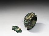 un objet vert posé par terre