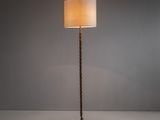 une lampe posée sur une table, à côté d'une autre lampe