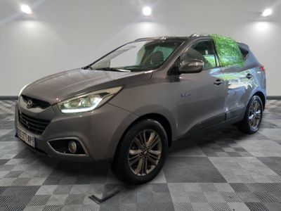 la voiture grise est garée dans le garage sur un sol en damier