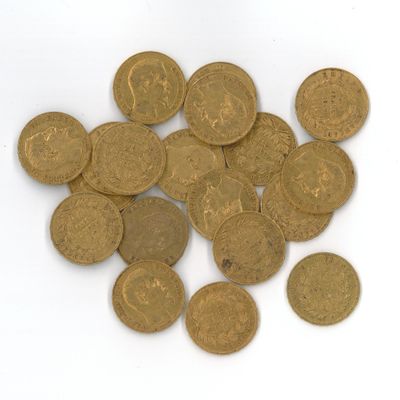 une pile de pièces d'or sur une surface blanche