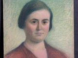 portrait d'une femme en robe rouge