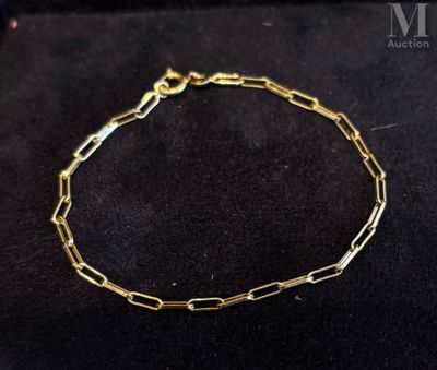 a gold chain bracelet with a link and a clasp