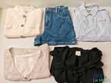 quatre paires de t-shirts et de shorts disposés sur une table