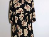 une robe à fleurs en noir et blanc sur un mannequin, un mannequin, un mannequin, un mannequin, un mannequin, un mannequin, un mannequin, un mannequin