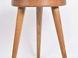 image d'un petit tabouret en bois sur fond blanc