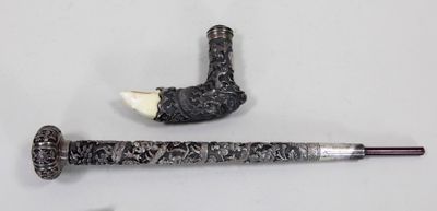 une pipe et un porte-pipe posés sur une table