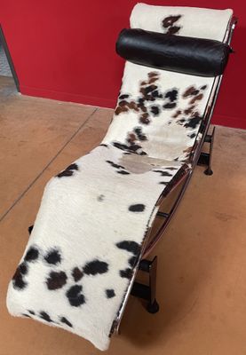 une photo d'une chaise longue recouverte d'une housse à motif vache
