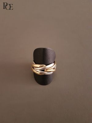 un gros plan d'une bague posée sur une table, sur fond marron