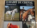 un livre avec des images de chevaux et de cavaliers dessus