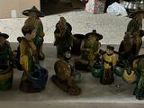 de nombreuses figurines exposées dans une vitrine
