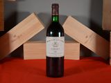 une bouteille de vin posée sur une table