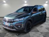 vue de face d'un SUV bleu garé sur un sol à damier