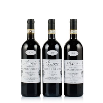 trois bouteilles de vin posées les unes à côté des autres sur une surface blanche