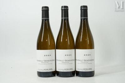 trois bouteilles de vin posées sur une table l'une à côté de l'autre