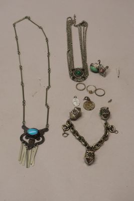 beaucoup de colliers et de bracelets posés sur la table