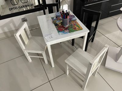 une petite table et deux chaises dans une petite pièce