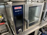 deux fours posés sur une étagère dans une cuisine