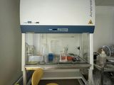 un laboratoire avec une chaise jaune et une poubelle jaune