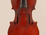 un vieux violon avec un archet accroché à son dos