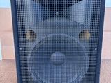 un gros plan d'une enceinte devant un mur