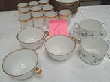 beaucoup de tasses et de soucoupes sur la table