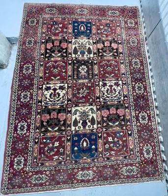 un tapis rouge posé sur un sol blanc, près d'une fenêtre