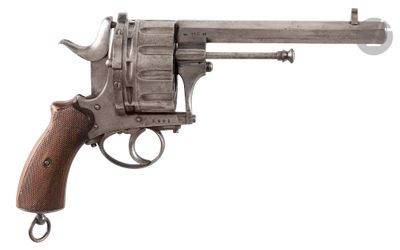 un vieux fusil avec une poignée en bois sur fond blanc