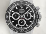Montre Rolex avec cadran noir et boîtier noir, montée sur un bracelet en acier
