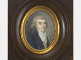 portrait d'un jeune homme vêtu d'un manteau bleu et d'une chemise blanche