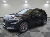 Une Ford Escape noire de 2020 est exposée dans un showroom