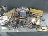 une table sur laquelle se trouvent de nombreux objets en argent