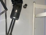 une photo d'une cuisine où un mixeur filaire est accroché au mur