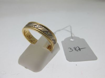 gros plan d'une bague sur une surface blanche avec une étiquette de prix