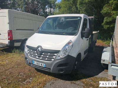 une camionnette blanche garée à côté d'une remorque