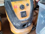 a machine that is sitting on the floor in the garage