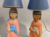 paire de figurines asiatiques avec des lampes bleues sur fond blanc