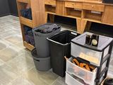 une pièce où il y a beaucoup de bouteilles et de poubelles par terre
