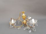 un lustre doré sur lequel est perché un oiseau