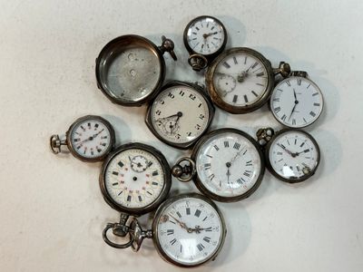 tout un tas d'horloges posées sur une table